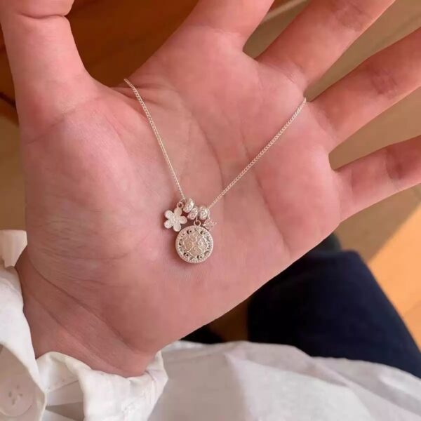 High End Flower Compass Collarbone Necklace Women Luxurious Unique Simple Exquisite Accessories Wholesale Copper Fashion Jewelry