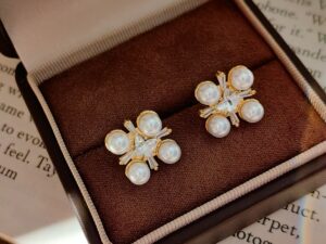 主图-1 French Style Vintage Light Luxury Elegant Golden Butterfly Fashion Copper Stud Earrings Sparkling Diamonds Versatile for Women