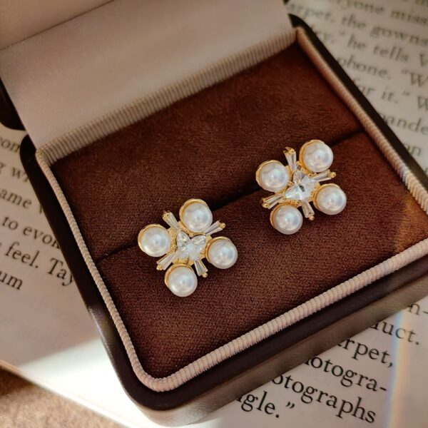French Style Vintage Light Luxury Elegant Golden Butterfly Fashion Copper Stud Earrings Sparkling Diamonds Versatile for Women