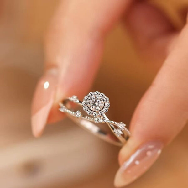 New Fashionable High End Women's Copper Zircon Fashion Ring Shape Exquisite Light Luxury Design Unique Proposal Birthday Gift