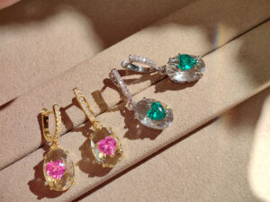 详情-1 French Retro Style Heart Diamond Encrusted Copper Alloy Fashion Earrings Pigeon Blood Ruby for Women